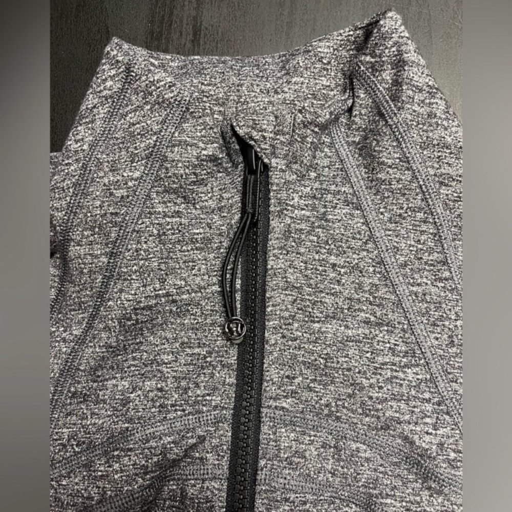 Lululemon define jacket in heather grey size 6 - Picture 5 of 7